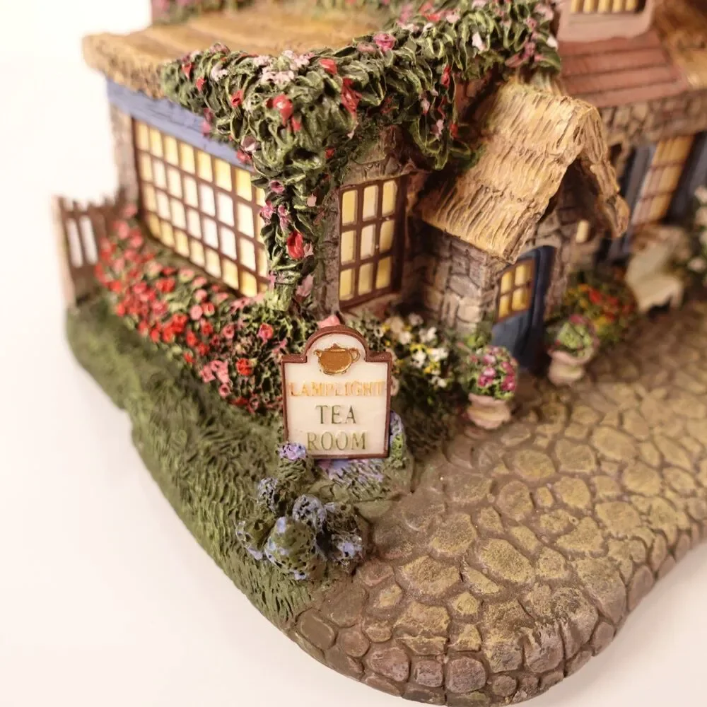 Hawthorne Village Thomas Kinkade Lamplight Tea Room 79985 with Lights and Figure